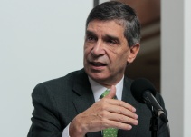 "La Corte Constitucional fue la que determinó suspender la fumigación": Pardo a Vargas Lleras