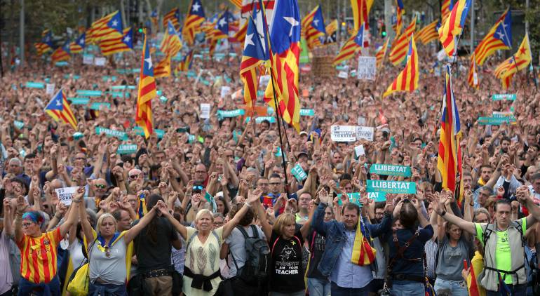 Protestas en Cataluña contra destitución de los miembros de su Gobierno regional.
