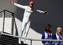 Hamilton gana y Mercedes festeja Mundial de constructores