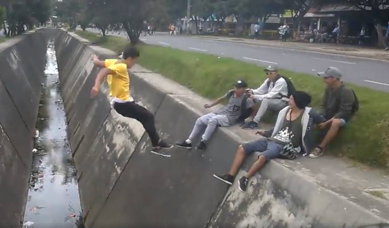 Parkour Joven Se Golpe El Rostro Saltando En Video El Impactante