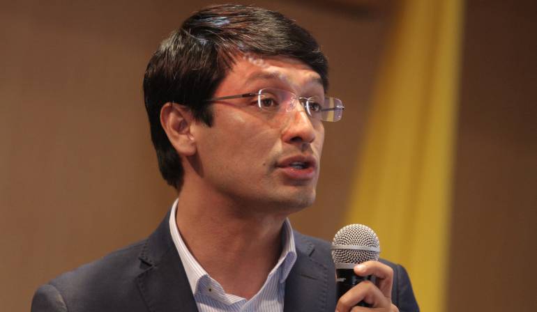 Camilo Romero deberá responder por contrato de aguardiente: Las 80.000 cajas de aguardiente que tienen en líos al gobernador de Nariño