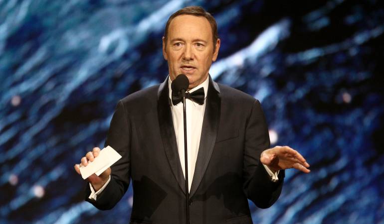 Revelan fotos comprometedoras de Kevin Spacey con un joven en Los Ángeles