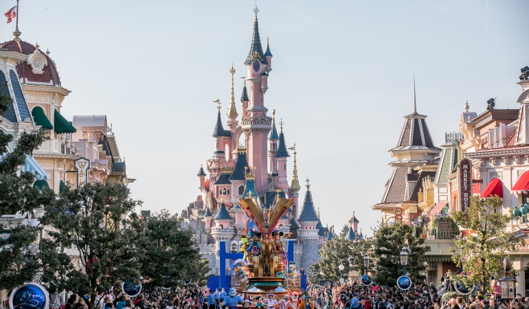 Niña de 9 años desfalca a su padre y reserva viaje a Eurodisney: Reserva el viaje de sus sueños, robando a su padre