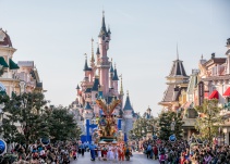 Reserva el viaje de sus sueños, robando a su padre