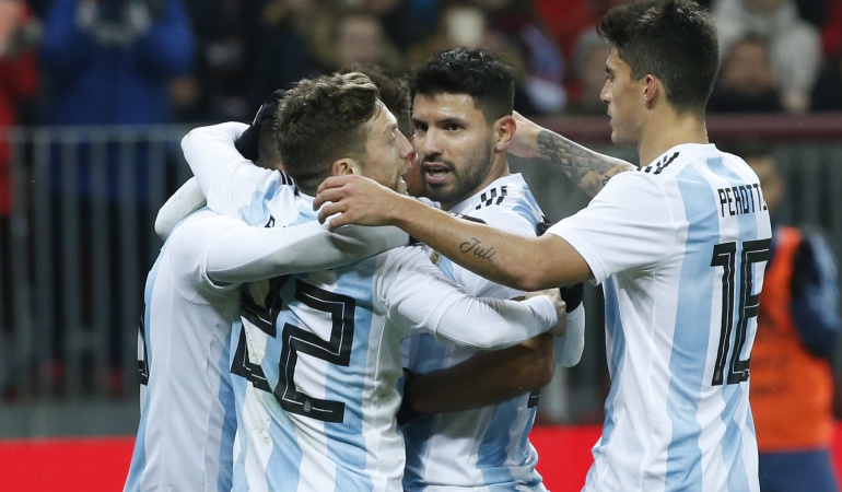 Agüero: Agüero logra la victoria para Argentina ante el anfitrión del próximo Mundial