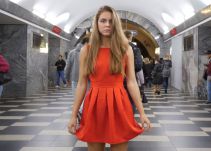 Activista rusa se levanta la falda para protestar contra el acoso