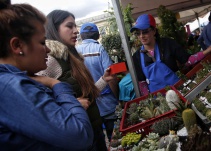 Confianza del consumidor en octubre se mantuvo en terreno negativo: Fedesarrollo
