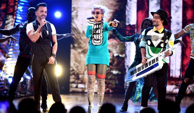 Luis Fonsi y Bomba Estéreo durante su presentación en los Latin Grammys