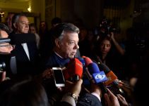"El vaso de la paz está medio lleno y juntos lo vamos a llenar": Santos y Timochenko