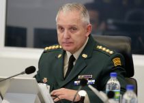 Ocho generales del Ejército pidieron la baja por la llegada de Mejía