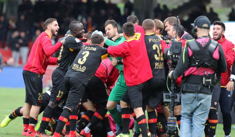 Milan Benevento: Benevento iguala 2-2 ante el Milan con gol de cabeza del portero en el 95'