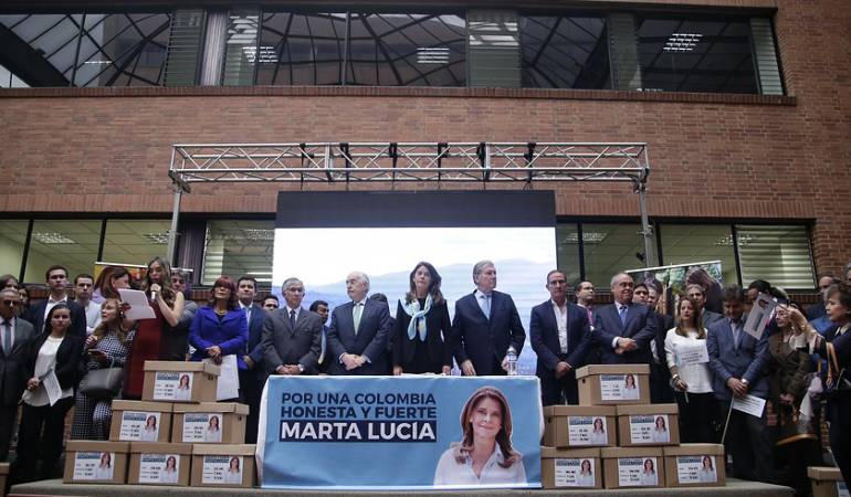 Martha Lucía entregó las firmas que la avalan como candidata presidencial: Marta Lucía Ramírez quiere ser la candidata de la coalición Uribe Pastrana