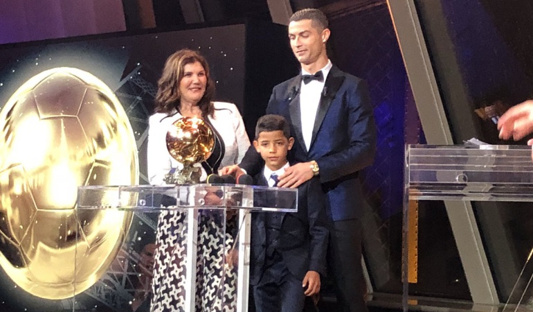 Balón de oro: Cristiano Ronaldo obtuvo su quinto balón de oro y alcanzó a Lionel Messi