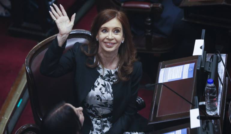 La expresidenta de Argentina Cristina Fernández de Kirchner (2007-2015) cuando juraba como senadora.