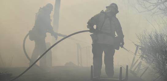 California combate poderosos incendios avivados por vientos fuertes California combate poderosos incendios avivados por vientos fuertes