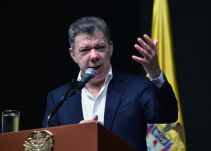 Santos enfrentó a periodista que anticipó baja calificación de Standard & Poor’s