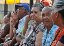 En Colombia se pensionan más mujeres que hombres: Colpensiones