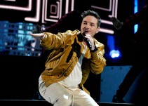 J Balvin cierra con broche de oro el 2017 con "Bum Bum Tam Tam"