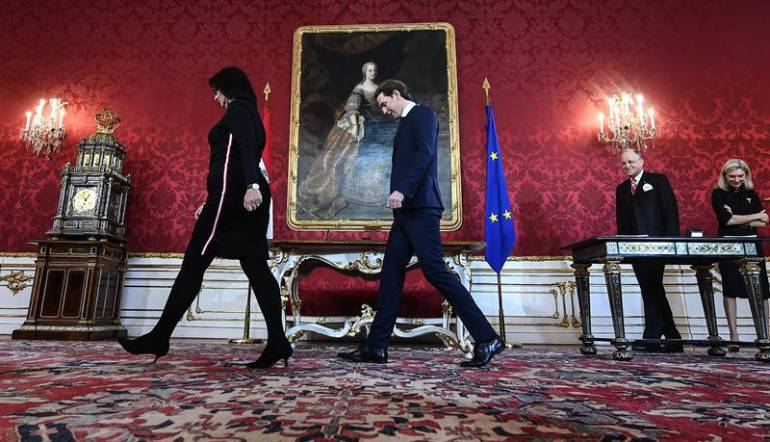 El canciller austriaco, Sebastian Kurz (c), asiste a la jura de cargo del nuevo gobierno en el Palacio Hofburg en Viena.