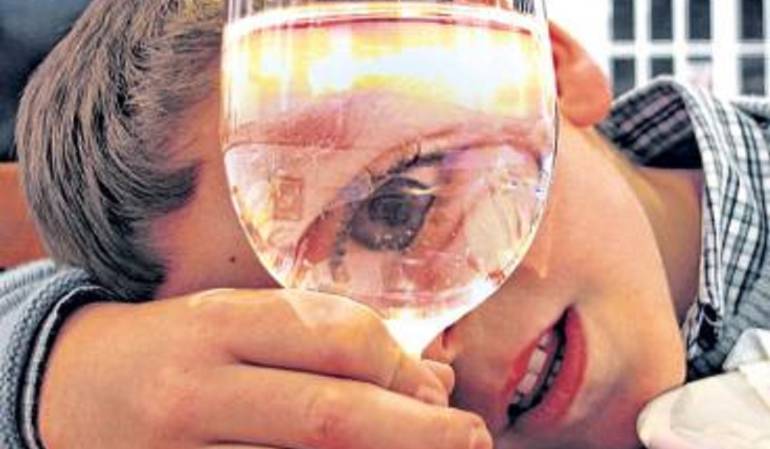 Emborrachó a su hijo de 4 años Emborrachó a su hijo de 4 años