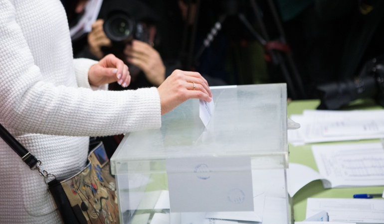 Cierran las urnas en Cataluña y los independentistas lograrían mayoría