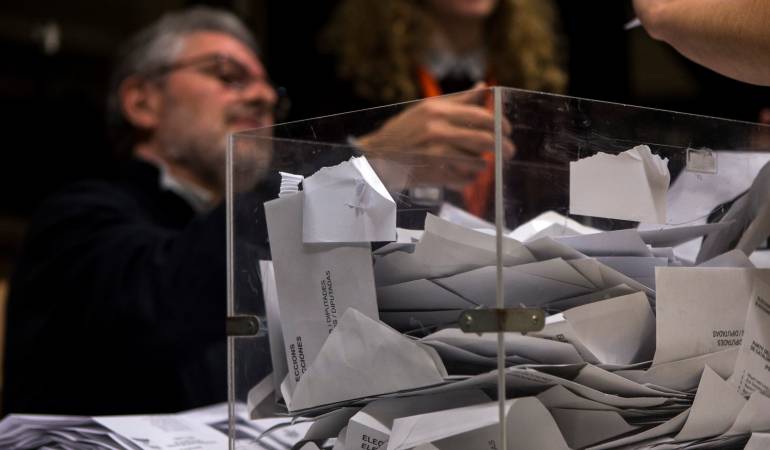 Independentistas logran la mayoría en votaciones de Cataluña: Independentistas catalanes confirman mayoría absoluta de escaños al 82,5%