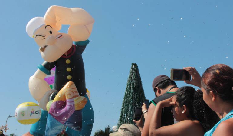 Un desfile de globos gigantes inunda el balneario mexicano de Acapulco