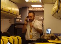 Auxiliar de vuelo vende raspa y gana al son de villancicos