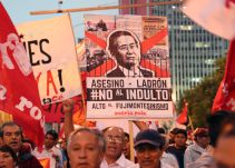 Multitudinarias marchas contra el indulto a Fujimori en Lima