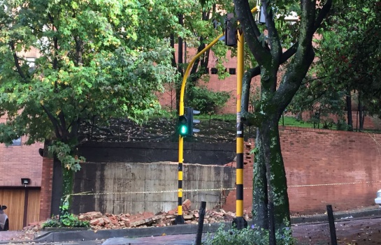 Estragos por lluvias en la calle 71 con carrera 4 en Bogotá Estragos por lluvias en la calle 71 con carrera 4 en Bogotá
