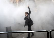 Líder supremo culpa a enemigos de Irán de estar detrás de las manifestaciones