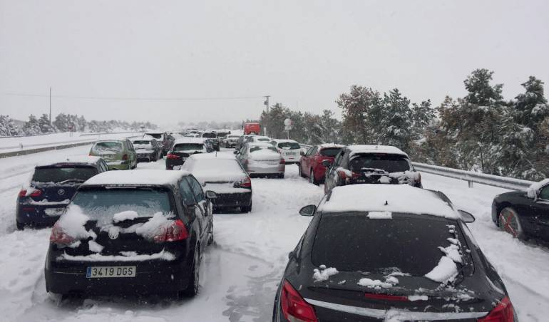 Una gran nevada atrapa en España a cientos de vehículos y miles de personas