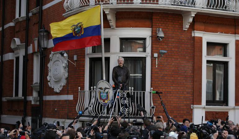 Ecuador no se pronuncia sobre supuesta entrega de cédula a Julian Assange