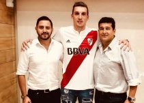 ¡Todo listo! Armani ya firmó y se puso la camiseta de River Plate
