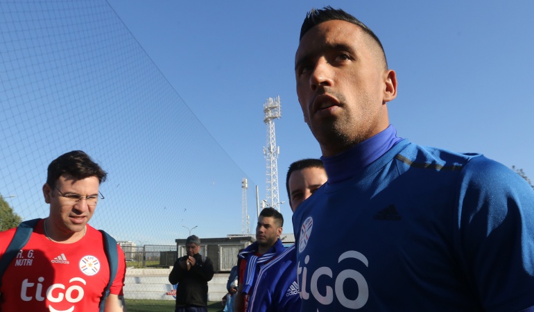 Lucas Barrios: Quería quedarme con la familia, no hubo ningún problema familiar: Lucas Barrios