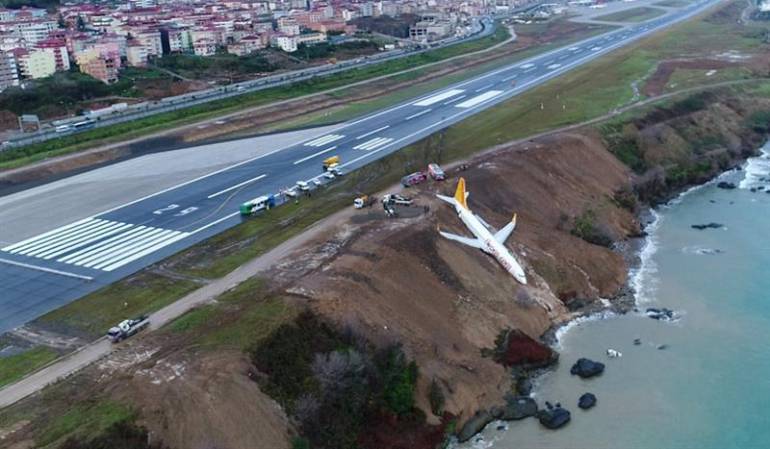Avión turco cae por un acantilado sin que haya heridos