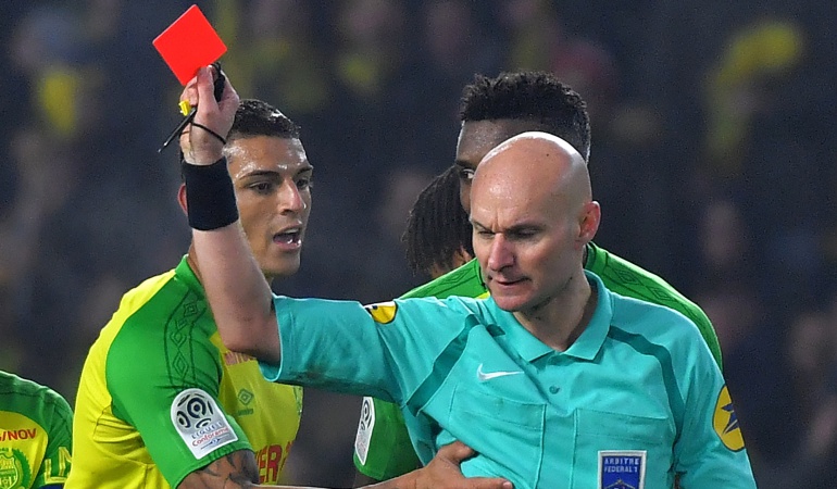 Árbitro Francia: Árbitro que intentó agredir a jugador en Francia fue suspendido