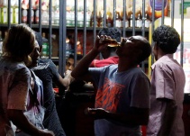 Polémica: mujeres no podrán trabajar ni comprar en bares ni licoreras de Sri Lanka