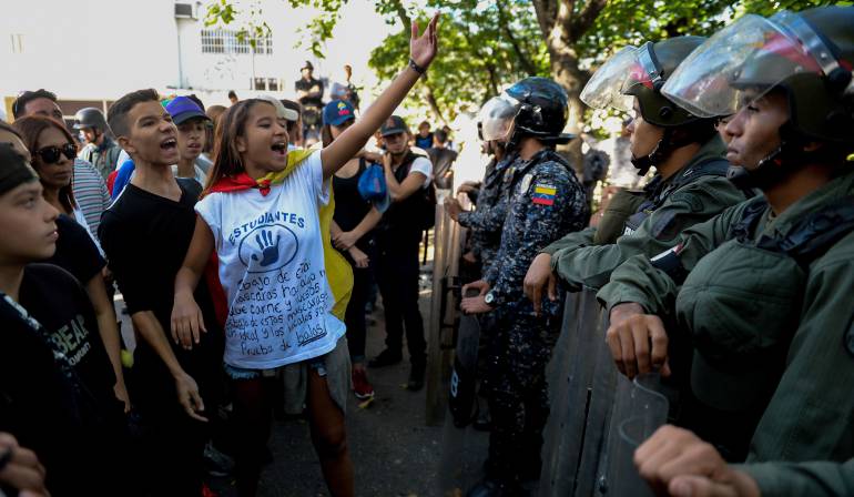 Protestas de estudiantes en Venezuela: Policía de Venezuela reprime protestas de estudiantes