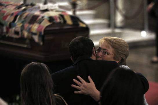 La presidenta de Chile Michelle Bachelet abraza a Cristóbal Ugarte, nieto del poeta Nicanor Parra, La presidenta de Chile Michelle Bachelet abraza a Cristóbal Ugarte, nieto del poeta Nicanor Parra,