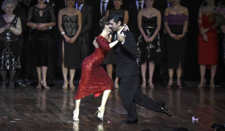 Pareja Bailando Tango