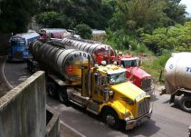 Decenas de vehículos particulares y de carga represados en la vía al Llano
