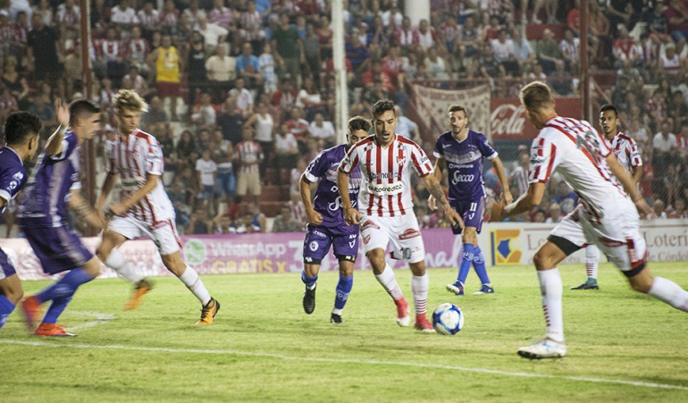 ¡Increíble!: Árbitro finaliza un partido en pleno contraataque