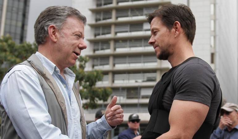 Santos acompañó la filmación de pelicula de Hollywood en Bogotá Mark Wahlbe: De película, Santos y Mark Wahlberg se encontraron en el centro de Bogotá