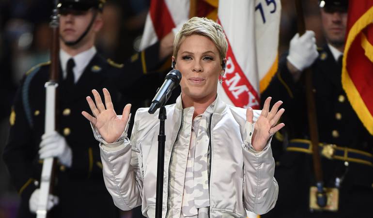 Pink interpretando el himno estadounidense en la Super Bowl