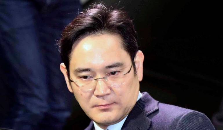 Suspenden condena por caso “Rasputina” al heredero de Samsung