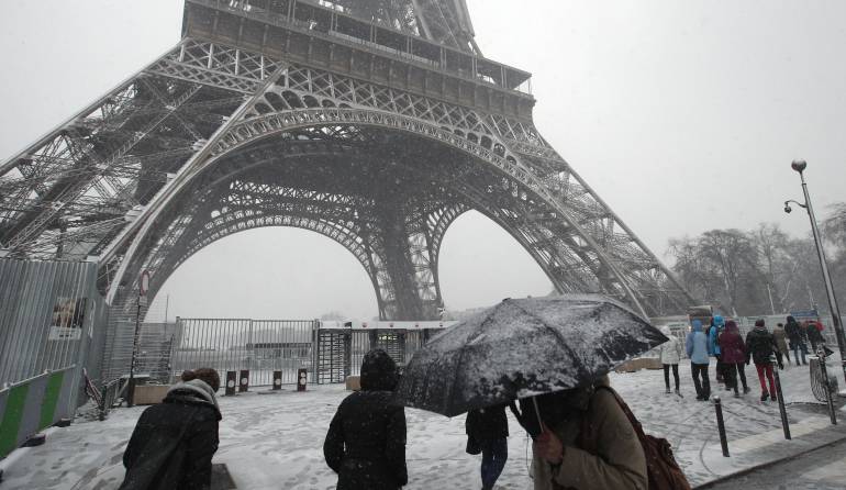 Por ola invernal cierran la Torre Eiffel