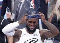 LeBron James vence a Stephen Curry en un emotivo Partido de las Estrellas
