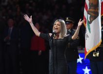 Fergie se disculpa por su versión del himno estadounidense