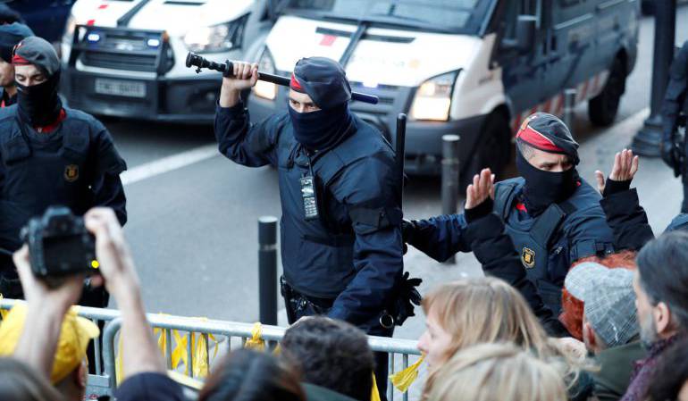 Tensión entre Mossos y manifestantes ante la llegada del rey Felipe VI